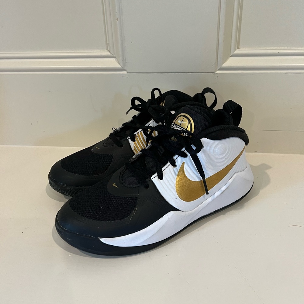 Nike Team Hustle Youth Basketball shoe size 3.5Y